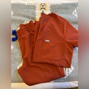 Figs Auburn scrub set